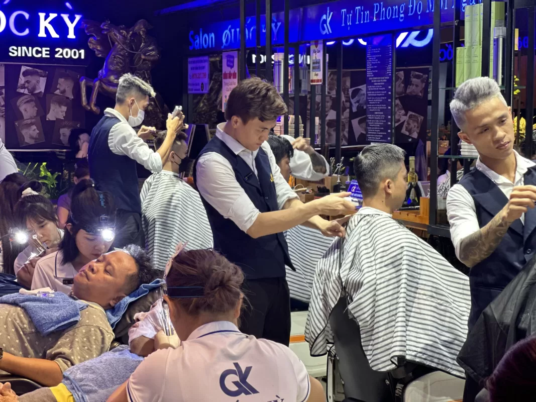 Cắt Tóc Nam đẹp tại Salon Quốc Kỳ - 8 Bí Quyết Tạo Kiểu Tóc Đẹp và Ấn Tượng 1 cat-toc-nam-dep-salon-quoc-ky (1)