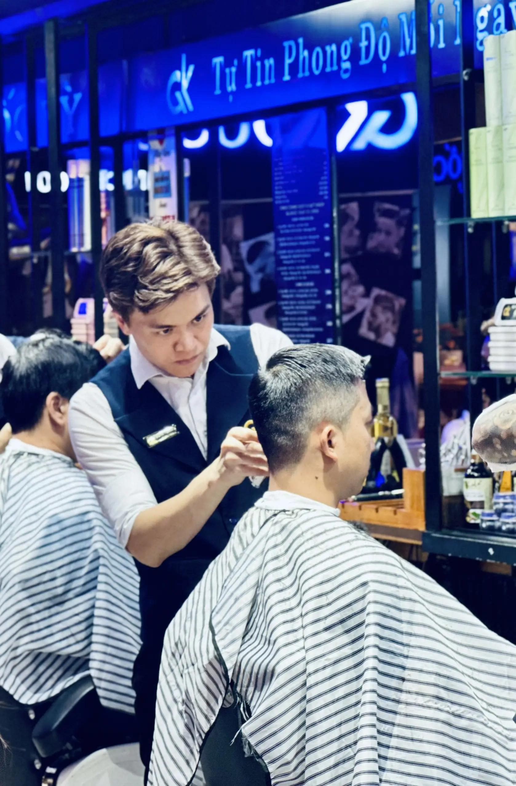 Cắt Tóc Nam đẹp tại Salon Quốc Kỳ - 8 Bí Quyết Tạo Kiểu Tóc Đẹp và Ấn Tượng 3 cat-toc-nam-dep-salon-quoc-ky (2)