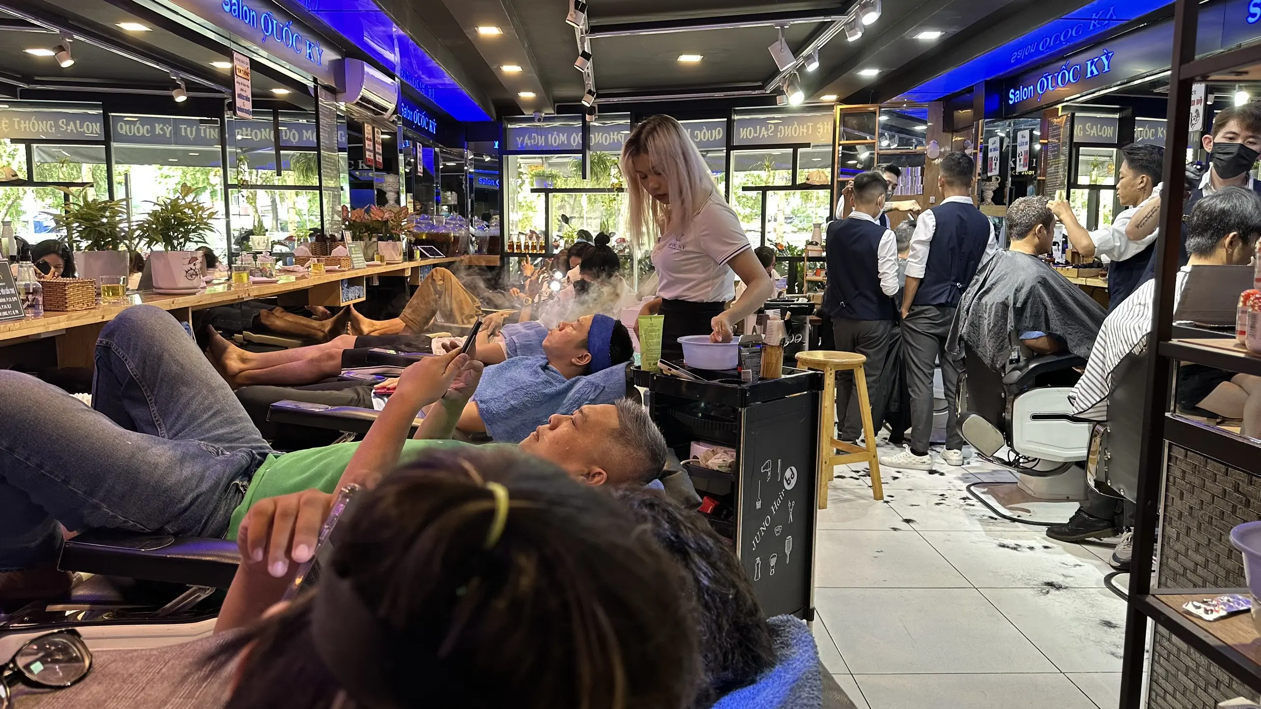 Cắt Tóc Nam đẹp tại Salon Quốc Kỳ - 8 Bí Quyết Tạo Kiểu Tóc Đẹp và Ấn Tượng 5 cat-toc-nam-dep-salon-quoc-ky (5)