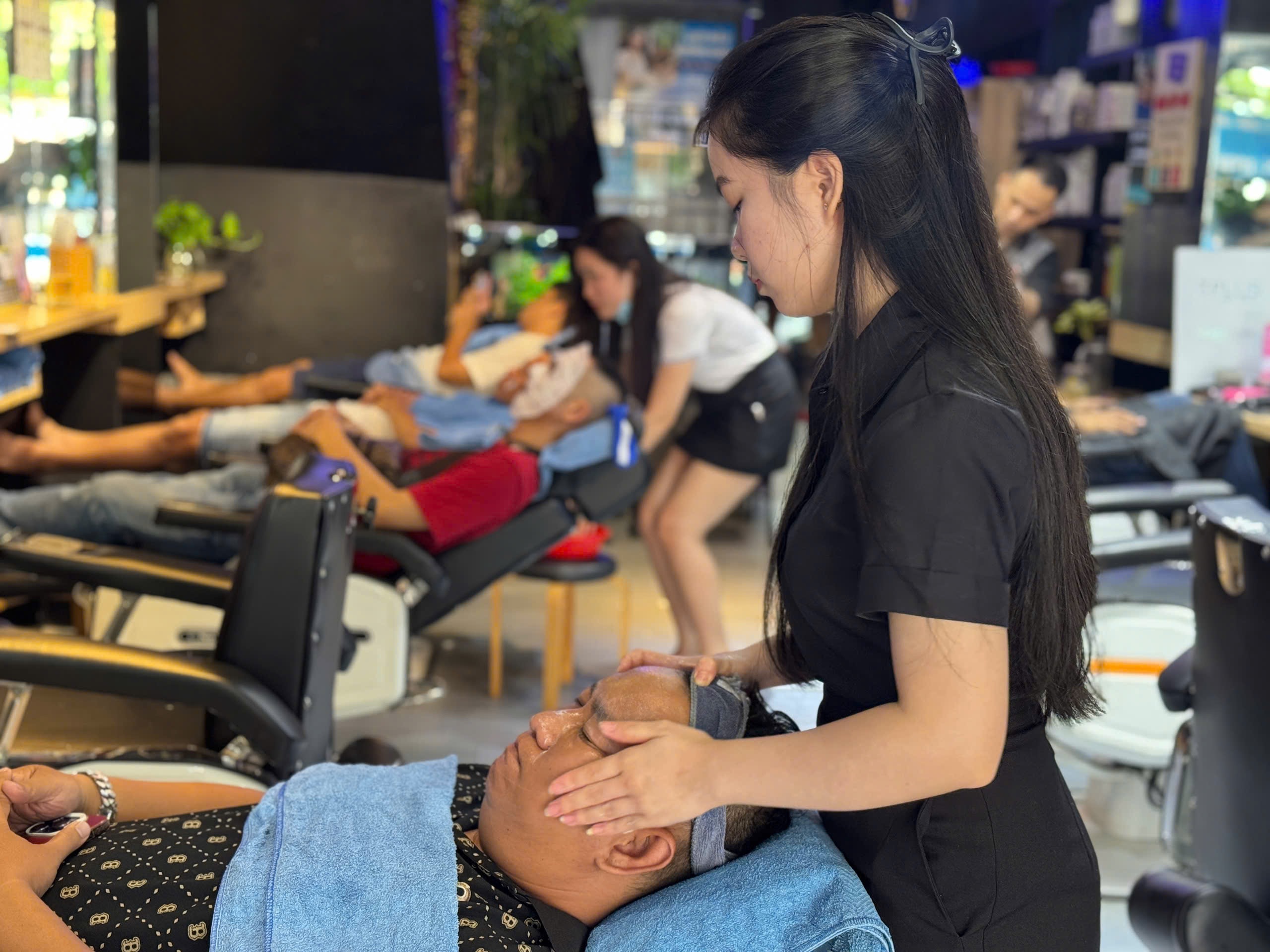 Quy trình gội đầu và lấy ráy tai tại các salon