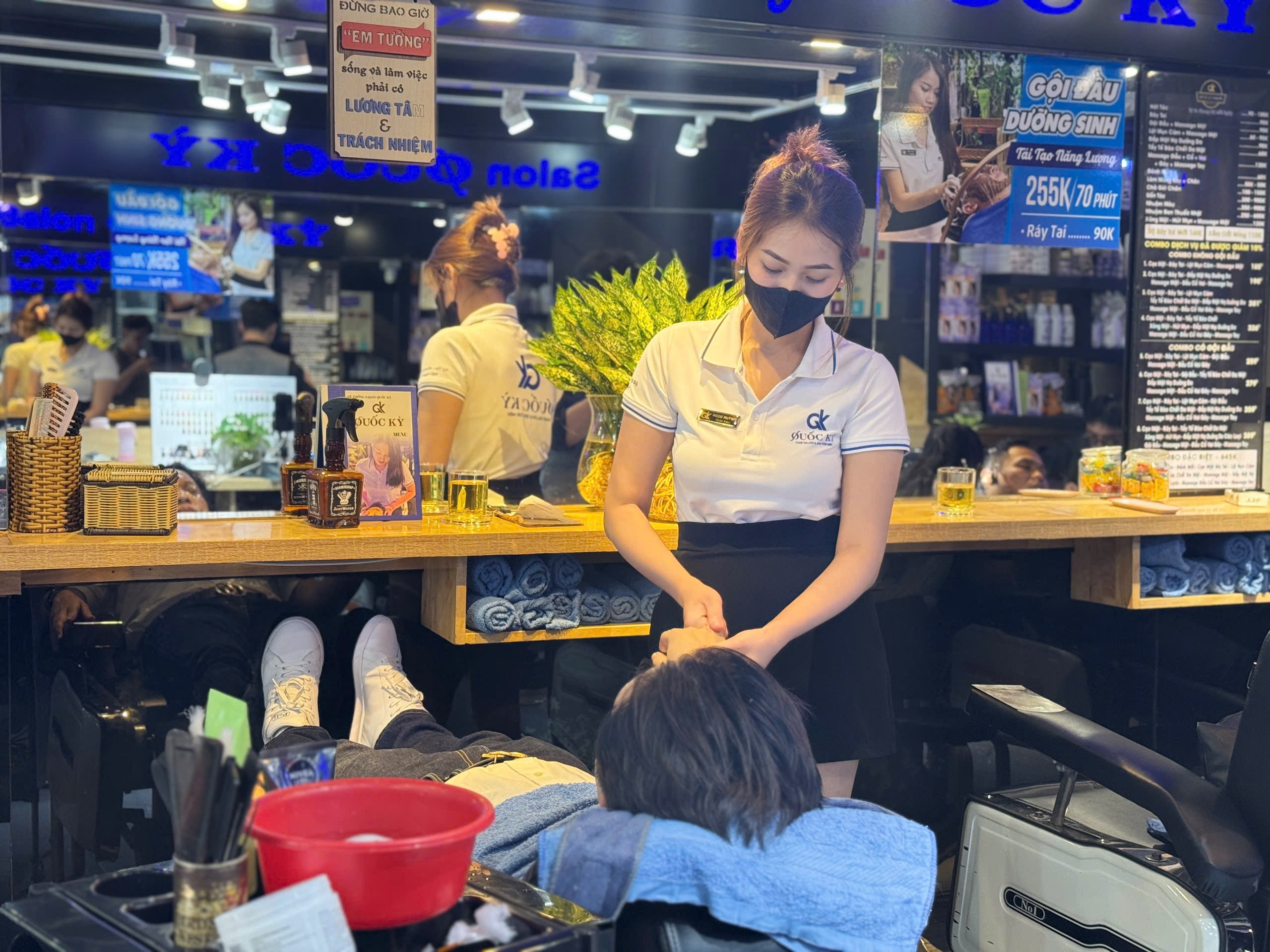 Dịch Vụ Gội Đầu Thư Giãn Nam - Thư Giãn Tuyệt Đối Tại Salon Quốc Kỳ 3 Tại Sao Nên Chọn Dịch Vụ Gội Đầu Dưỡng Sinh Tại Salon Uy Tín?