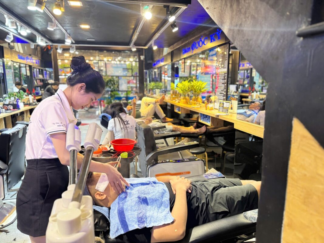 Massage Đầu Gội Đầu - Thư Giãn Tuyệt Vời Tại Salon Quốc Kỳ 1 Massage đầu gội đầu