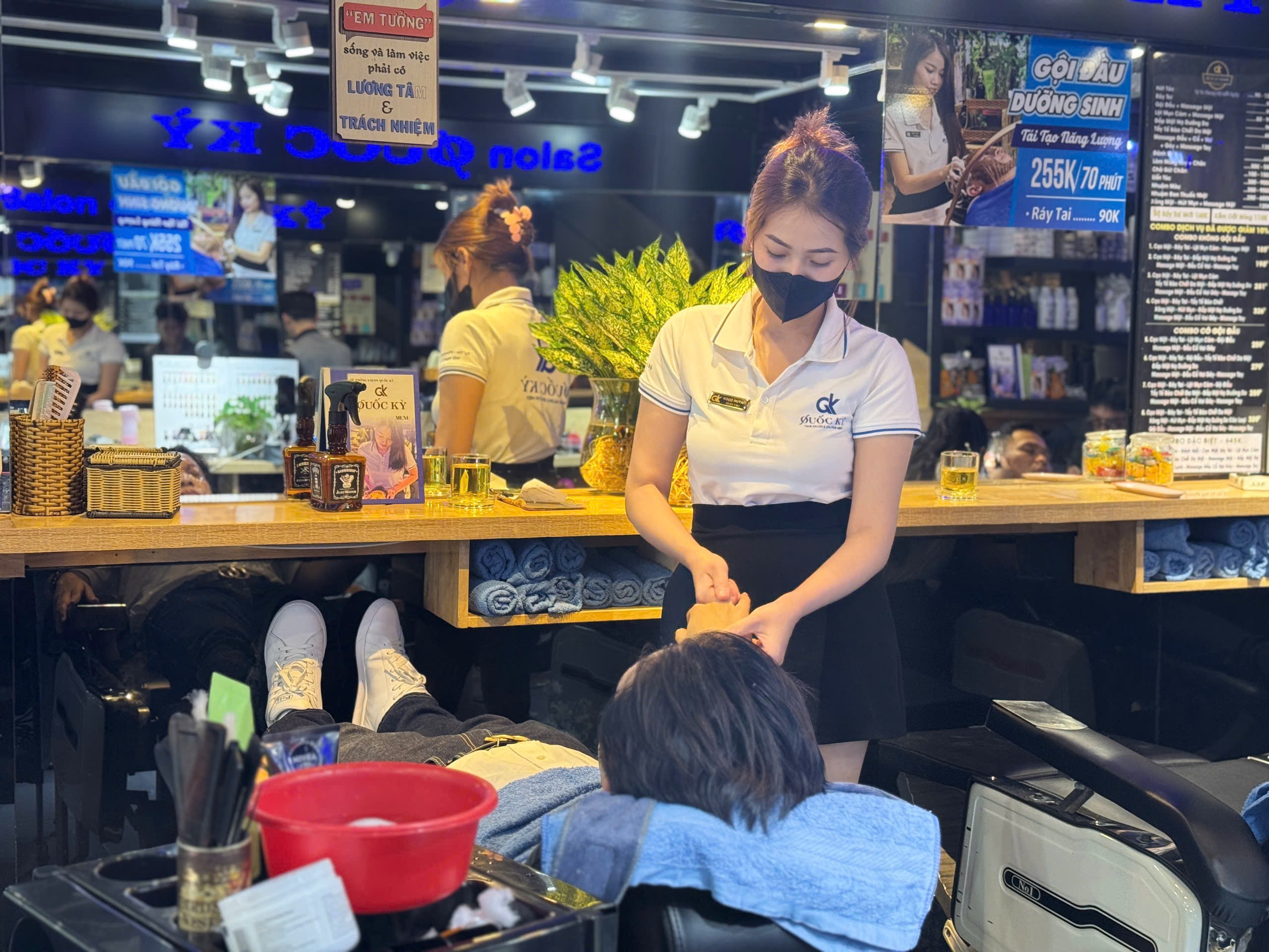 Massage Đầu Gội Đầu - Thư Giãn Tuyệt Vời Tại Salon Quốc Kỳ 4 Các bước trong liệu trình massage đầu gội đầu tại salon Quốc Kỳ